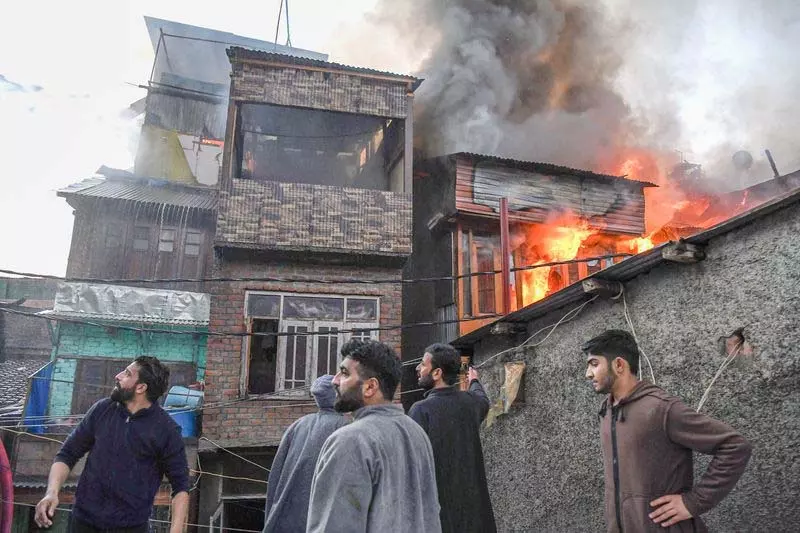 Jammu: 8 घर जलकर खाक हुए Jammu: 8 घर जलकर खाक हुए
