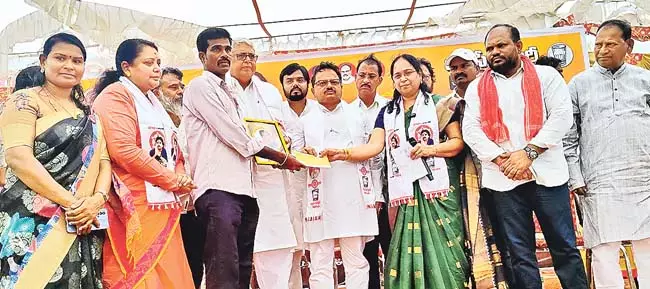 Andhra: डायरिया से मरने वालों के परिवारों को 10 लाख रुपये की सहायता Andhra: डायरिया से मरने वालों के परिवारों को 10 लाख रुपये की सहायता