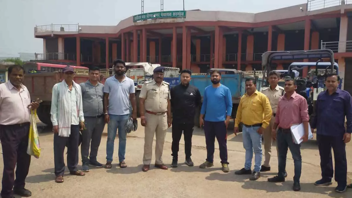 रेत का अवैध परिवहन, हाईवा और 10 ट्रैक्टर जब्त रेत का अवैध परिवहन, हाईवा और 10 ट्रैक्टर जब्त