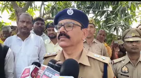 उत्तर प्रदेश के बलिया में युवती का शव पेड़ से लटका मिला उत्तर प्रदेश के बलिया में युवती का शव पेड़ से लटका मिला