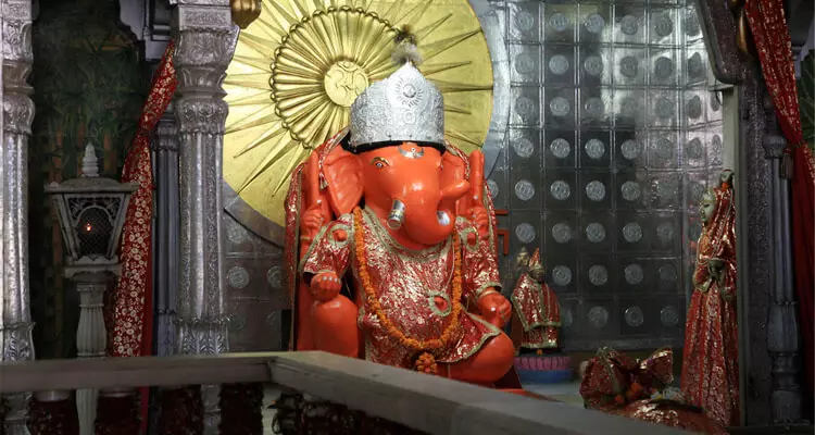 Moti Dungri Ganesh Mandir: सोने का मुकुट और चांदी के सिंहासन पर विराजे भगवान गणेश Moti Dungri Ganesh Mandir: सोने का मुकुट और चांदी के सिंहासन पर विराजे भगवान गणेश