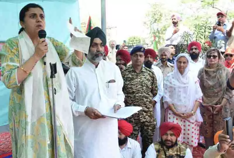 पटियाला में कर्नल की पत्नी ने किया प्रदर्शन, परिजनों ने SSP के तबादले की मांग की पटियाला में कर्नल की पत्नी ने किया प्रदर्शन, परिजनों ने SSP के तबादले की मांग की