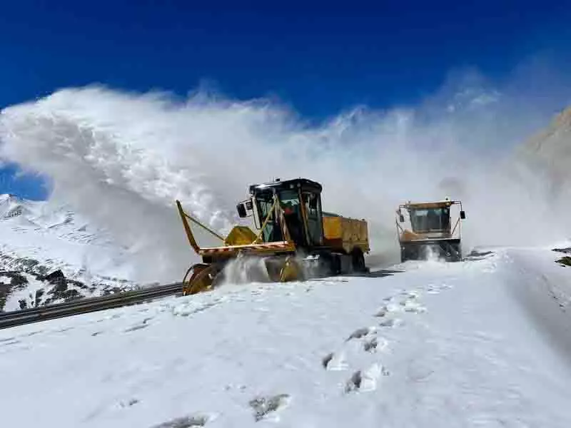 Manali राजमार्ग से बर्फ हटाने का काम शुरू Manali राजमार्ग से बर्फ हटाने का काम शुरू