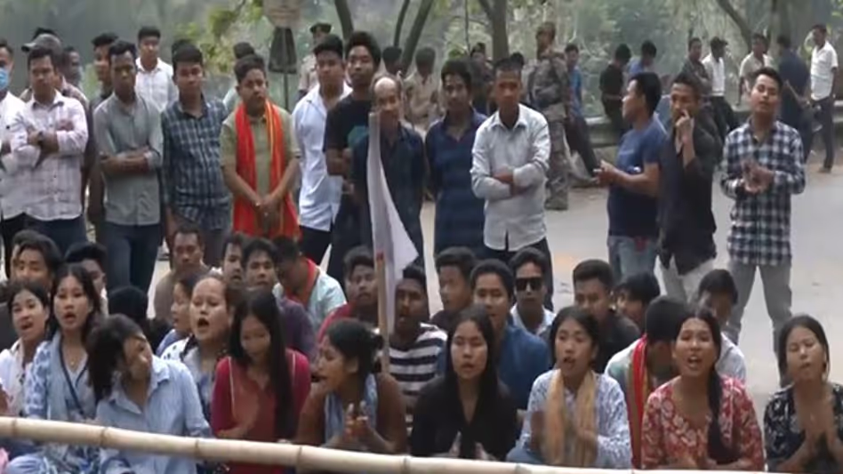Tripura के छात्र संगठन ने असम-अगरतला राजमार्ग को अवरुद्ध किया Tripura के छात्र संगठन ने असम-अगरतला राजमार्ग को अवरुद्ध किया