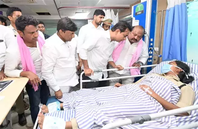 Telangana : केटीआर ने भारत रैली में घायल महिला कांस्टेबल से मुलाकात की Telangana : केटीआर ने भारत रैली में घायल महिला कांस्टेबल से मुलाकात की