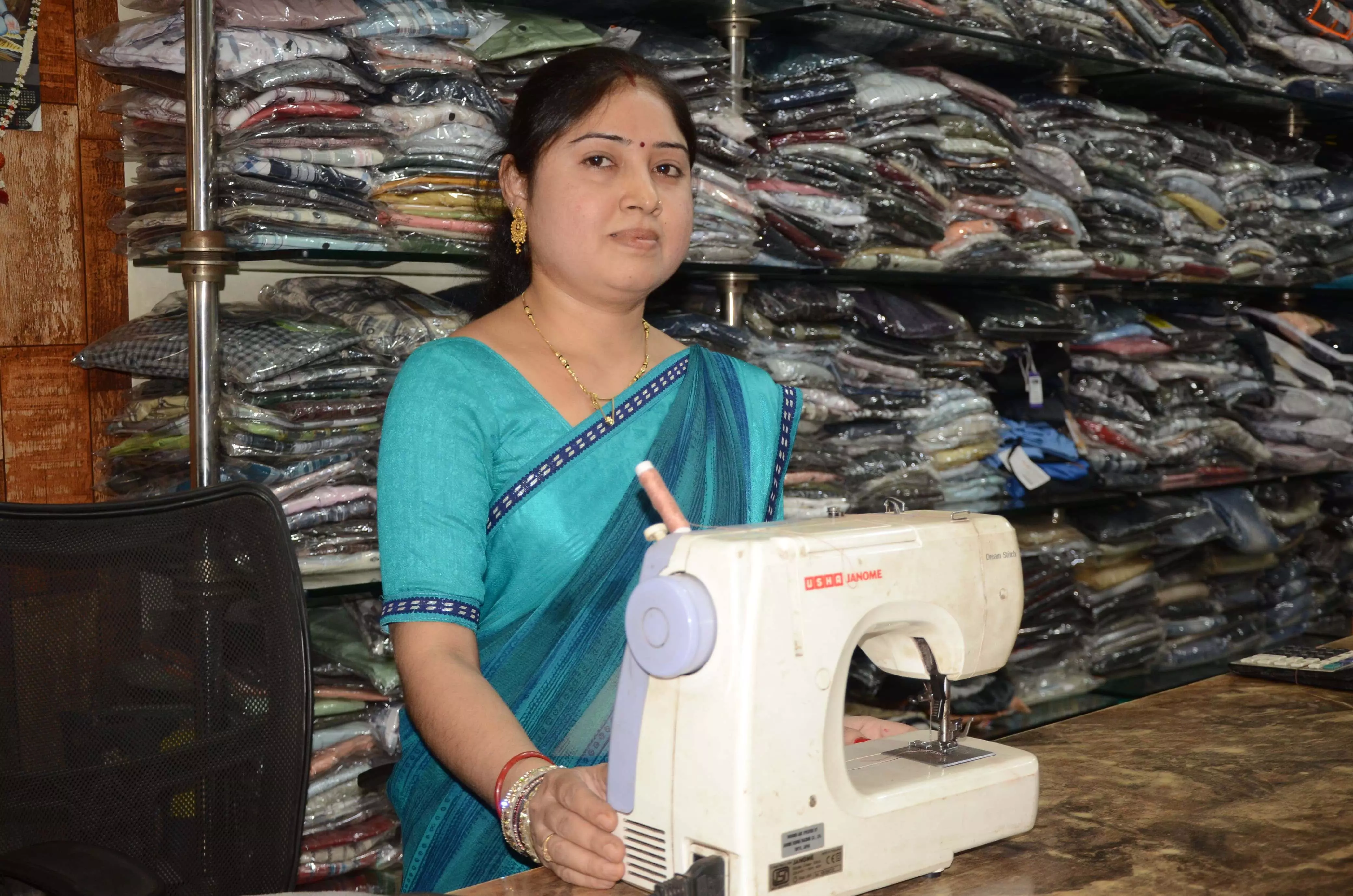 सिलाई मशीन से एसयूवी का सफर, सामान्य गृहिणी से सफल उद्यमी बनी कविता सिलाई मशीन से एसयूवी का सफर, सामान्य गृहिणी से सफल उद्यमी बनी कविता