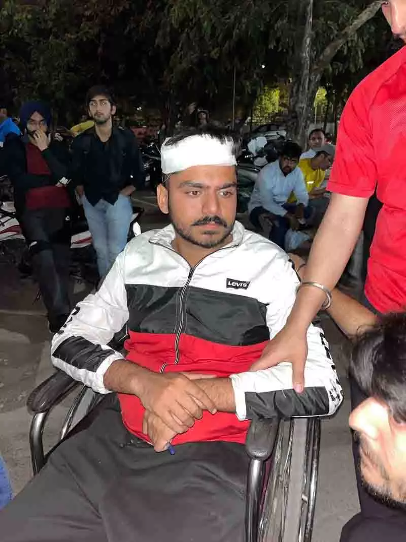 चंडीगढ़ के सेक्टर 15 स्थित कार्यालय में ABVP सदस्यों के बीच झड़प में 3 लोग घायल चंडीगढ़ के सेक्टर 15 स्थित कार्यालय में ABVP सदस्यों के बीच झड़प में 3 लोग घायल
