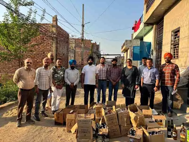 Ludhiana: आबकारी विभाग ने नकली स्कॉच रैकेट का भंडाफोड़ किया Ludhiana: आबकारी विभाग ने नकली स्कॉच रैकेट का भंडाफोड़ किया