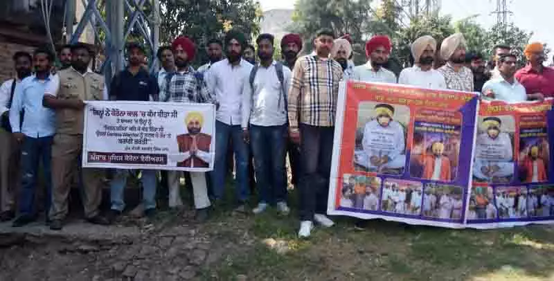 कोविड स्वयंसेवकों ने राज्यसभा MP के घर के बाहर किया प्रदर्शन, नियमित नौकरी की मांग कोविड स्वयंसेवकों ने राज्यसभा MP के घर के बाहर किया प्रदर्शन, नियमित नौकरी की मांग