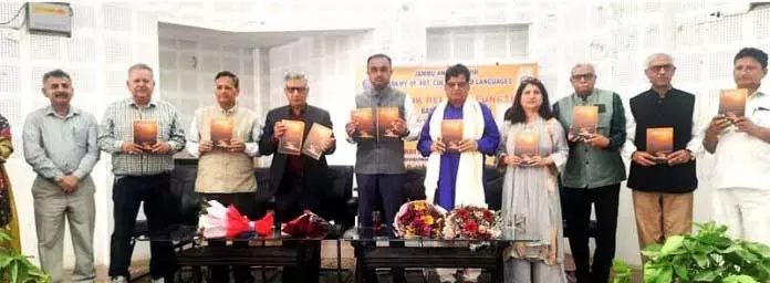 Jammu: डिव कॉम ने विद्यार्थी की पुस्तक का विमोचन किया Jammu: डिव कॉम ने विद्यार्थी की पुस्तक का विमोचन किया