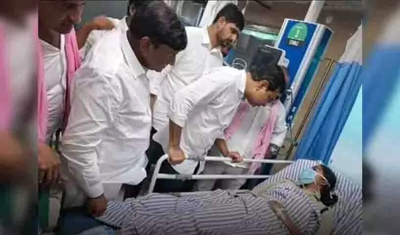 KTR ने तेलंगाना के करीमनगर में बीआरएस बाइक रैली में घायल महिला पुलिसकर्मी से मुलाकात की KTR ने तेलंगाना के करीमनगर में बीआरएस बाइक रैली में घायल महिला पुलिसकर्मी से मुलाकात की