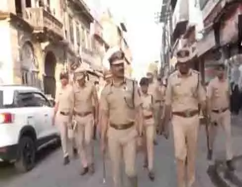 नागपुर पुलिस ने कर्फ्यू हटने के बाद फ्लैग मार्च निकाला, सोशल मीडिया के दुरुपयोग के खिलाफ चेतावनी दी नागपुर पुलिस ने कर्फ्यू हटने के बाद फ्लैग मार्च निकाला, सोशल मीडिया के दुरुपयोग के खिलाफ चेतावनी दी