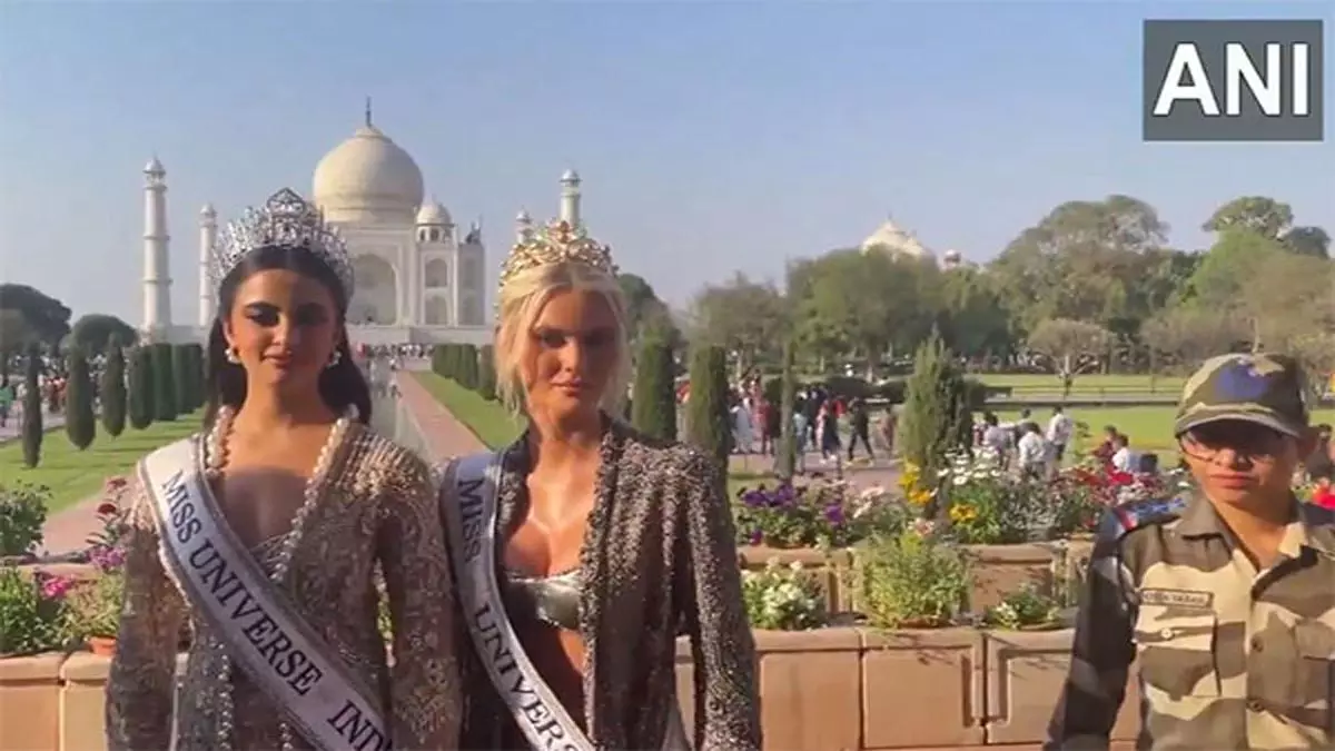 मिस यूनिवर्स विक्टोरिया कैयर थेलविग, रिया सिंघा ने ताजमहल का दौरा किया मिस यूनिवर्स विक्टोरिया कैयर थेलविग, रिया सिंघा ने ताजमहल का दौरा किया