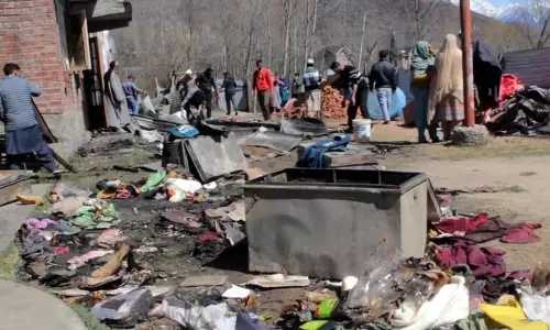 Bandipora district मलंगम गांव में लगी भीषण आग Bandipora district मलंगम गांव में लगी भीषण आग