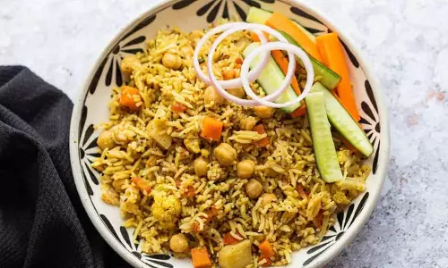 Kabuli Chana Pulao: अगर आपके घर अचानक कोई मेहमान आ जाए तो उसे खिलाएं ये लाजवाब डिश Kabuli Chana Pulao: अगर आपके घर अचानक कोई मेहमान आ जाए तो उसे खिलाएं ये लाजवाब डिश