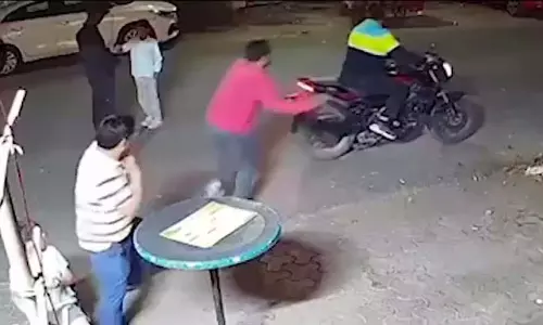 मोमोज सेंटर में ग्राहक से लूट, स्नैचर्स को गिरफ्तार करने पुलिस की छापेमारी जारी मोमोज सेंटर में ग्राहक से लूट, स्नैचर्स को गिरफ्तार करने पुलिस की छापेमारी जारी