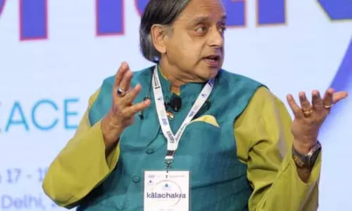 जब राजनीति का स्‍तर गिरता है, तो समाज की रक्षा के लिए साहित्य आता है आगे : शशि थरूर