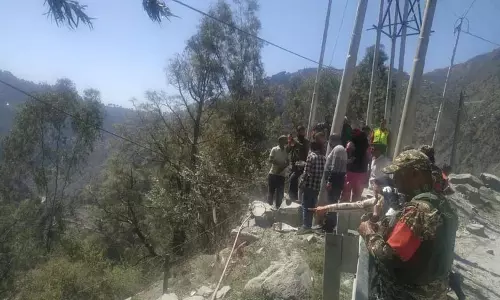 जम्मू-कश्मीर के रामबन में वाहन के खाई में गिरने से दो लोगों की मौत