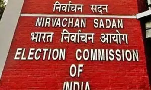 फर्जी वोटरों से संबंधित शिकायतों को दूर करने के लिए राजनीतिक दलों के साथ बैठक कर रहे निर्वाचन अधिकारी