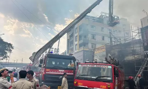 Delhi जूते के शोरूम में लगी आग