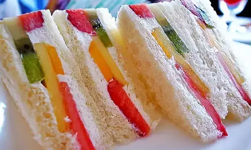 Fruit Sandwich: बच्चों को देना चाहते हैं स्वादिष्ट और हेल्दी नाश्ता, तो चुनें ये