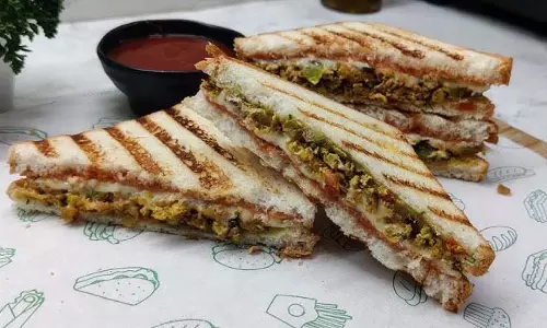 स्वादिष्ट अंडा भुर्जी सैंडविच बनाएं घर पर आसानी से