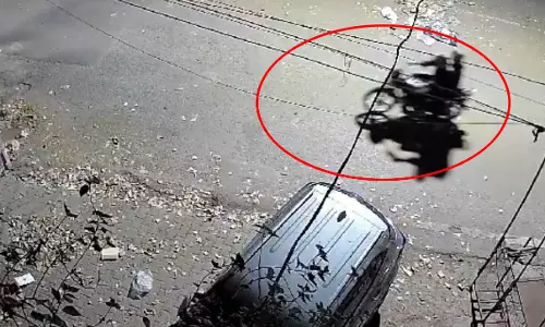 बमबाजी LIVE वीडियो, एक के बाद एक तीन बम फेंके गए थे, पुलिस के हत्थे चढ़े 3 दोस्त बमबाजी LIVE वीडियो, एक के बाद एक तीन बम फेंके गए थे, पुलिस के हत्थे चढ़े 3 दोस्त