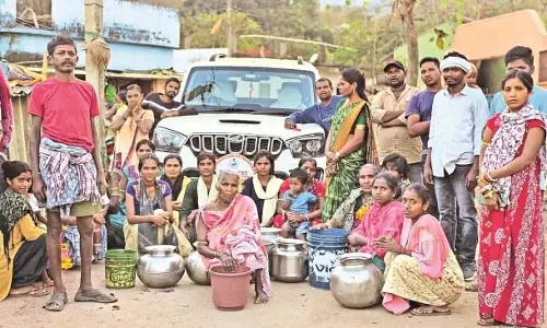 Odisha: पानी के मुद्दे पर जिला परिषद अध्यक्ष का वाहन रोका Odisha: पानी के मुद्दे पर जिला परिषद अध्यक्ष का वाहन रोका