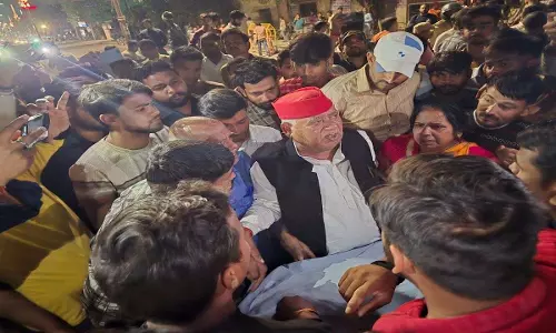 Ayodhya : शहीद के बेटे की मौत, सड़क जाम, सांसद पहुंचे मौके पर