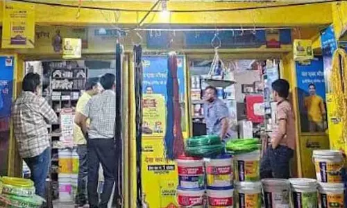 हार्डवेयर शॉप में छापेमारी, GST टीम ने दी दबिश हार्डवेयर शॉप में छापेमारी, GST टीम ने दी दबिश