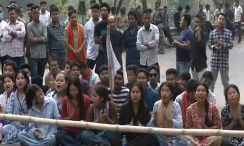 TSF छात्रों के विरोध प्रदर्शन के कारण असम-अगरतला राष्ट्रीय राजमार्ग पर व्यवधान TSF छात्रों के विरोध प्रदर्शन के कारण असम-अगरतला राष्ट्रीय राजमार्ग पर व्यवधान
