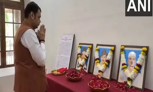 Maharashtra CM ने शहीद दिवस पर भगत सिंह, राजगुरु और सुखदेव को पुष्पांजलि अर्पित की