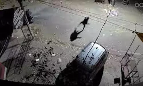 Prayagraj: प्रेमिका के मोहल्ले में दहशत फैलाने के लिए युवकों ने फेंके बम Prayagraj: प्रेमिका के मोहल्ले में दहशत फैलाने के लिए युवकों ने फेंके बम