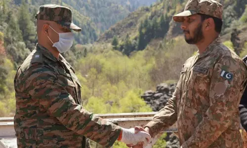 Uri: पाकिस्तान ने दो लापता लोगों के शव सौंपे Uri: पाकिस्तान ने दो लापता लोगों के शव सौंपे