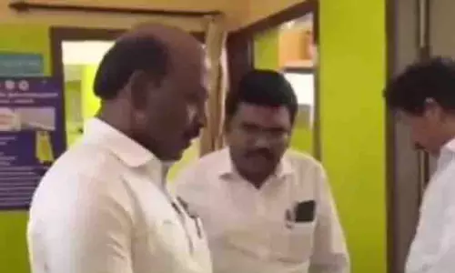 मंत्री मा सुब्रमण्यम ने Coimbatore में सरकारी प्राथमिक स्वास्थ्य केंद्र का औचक निरीक्षण किया मंत्री मा सुब्रमण्यम ने Coimbatore में सरकारी प्राथमिक स्वास्थ्य केंद्र का औचक निरीक्षण किया