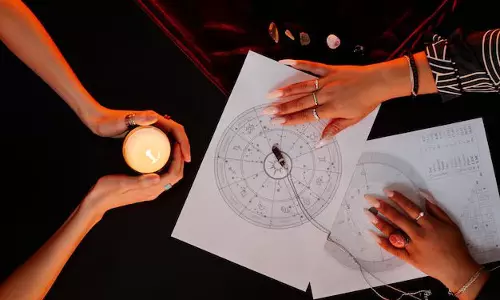 Vastu Tips: पैसा और इज्जत छीन लेती हैं घर में पड़ी ये पुरानी चीजें