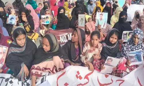 प्रदर्शनकारियों ने Quetta में कार्रवाई को बढ़ाने के लिए आगजनी के हमलों को भड़काने के लिए पाकिस्तानी सेना को दोषी ठहराया