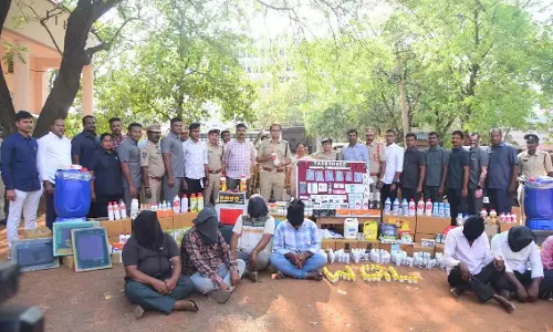 Hanamkonda में कार्रवाई से नकली कीटनाशक गिरोह का पर्दाफाश हुआ Hanamkonda में कार्रवाई से नकली कीटनाशक गिरोह का पर्दाफाश हुआ