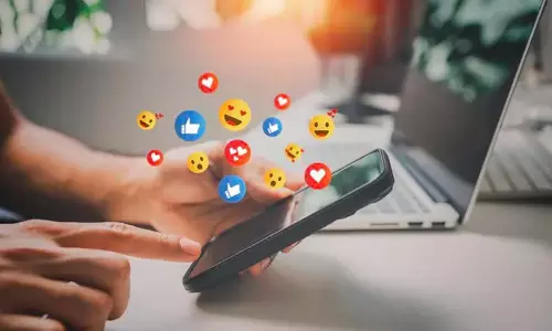 Social Media : क्या रिश्तों में हो रहा है सोशल मीडिया का दखल?