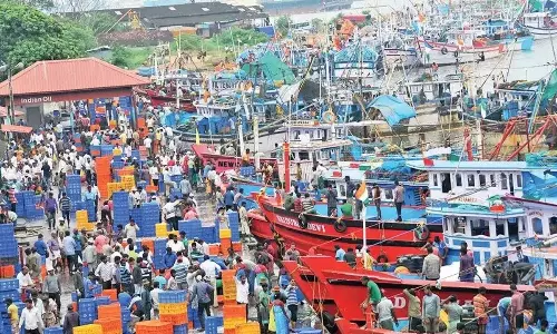Karnataka: जाति विवाद को लेकर मछुआरों ने मालपे बंदरगाह पर किया प्रदर्शन