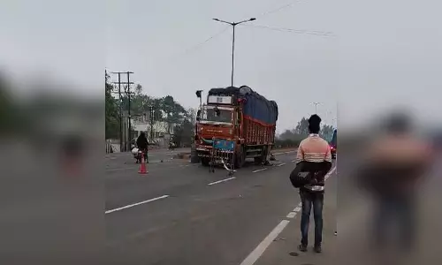 सड़क दुर्घटना में तीन दोस्तों की मौत, पलों में उखड़ी सांसे सड़क दुर्घटना में तीन दोस्तों की मौत, पलों में उखड़ी सांसे