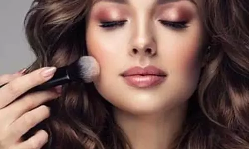 Makeup Tips: गर्मी में मेकअप को लंबे समय तक बनाए रखने के 4 टिप्स Makeup Tips: गर्मी में मेकअप को लंबे समय तक बनाए रखने के 4 टिप्स