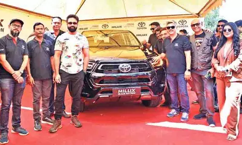 Hyderabad: अभिनेता नवदीप ने टोयोटा हाइलक्स ब्लैक एडिशन लॉन्च किया Hyderabad: अभिनेता नवदीप ने टोयोटा हाइलक्स ब्लैक एडिशन लॉन्च किया