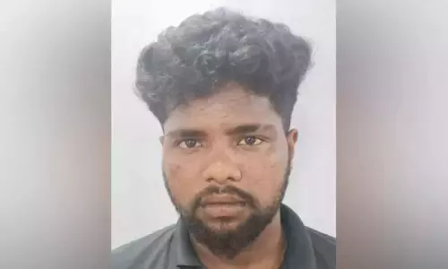 Kerala: पत्रकार को टक्कर मारने के बाद भी नहीं रुकी ट्रक, गिरफ्तार Kerala: पत्रकार को टक्कर मारने के बाद भी नहीं रुकी ट्रक, गिरफ्तार