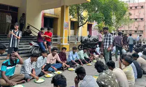 Nizam College के छात्रों ने हॉस्टल मेस में अस्वच्छ स्थितियों के खिलाफ़ प्रदर्शन किया Nizam College के छात्रों ने हॉस्टल मेस में अस्वच्छ स्थितियों के खिलाफ़ प्रदर्शन किया