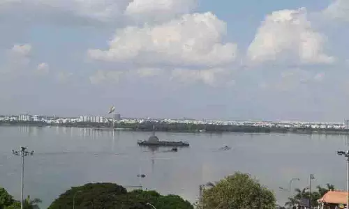 Hyderabad में भारी बारिश से गर्मी से राहत मिली