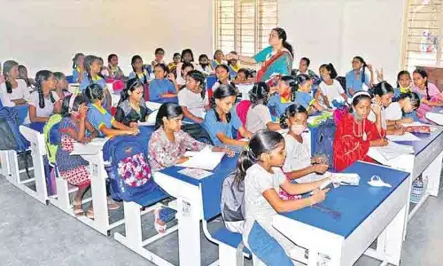 Telangana: स्कूलों में अनिवार्य तेलुगु भाषा नीति लागू करने पर पुनर्विचार करने का आग्रह किया Telangana: स्कूलों में अनिवार्य तेलुगु भाषा नीति लागू करने पर पुनर्विचार करने का आग्रह किया
