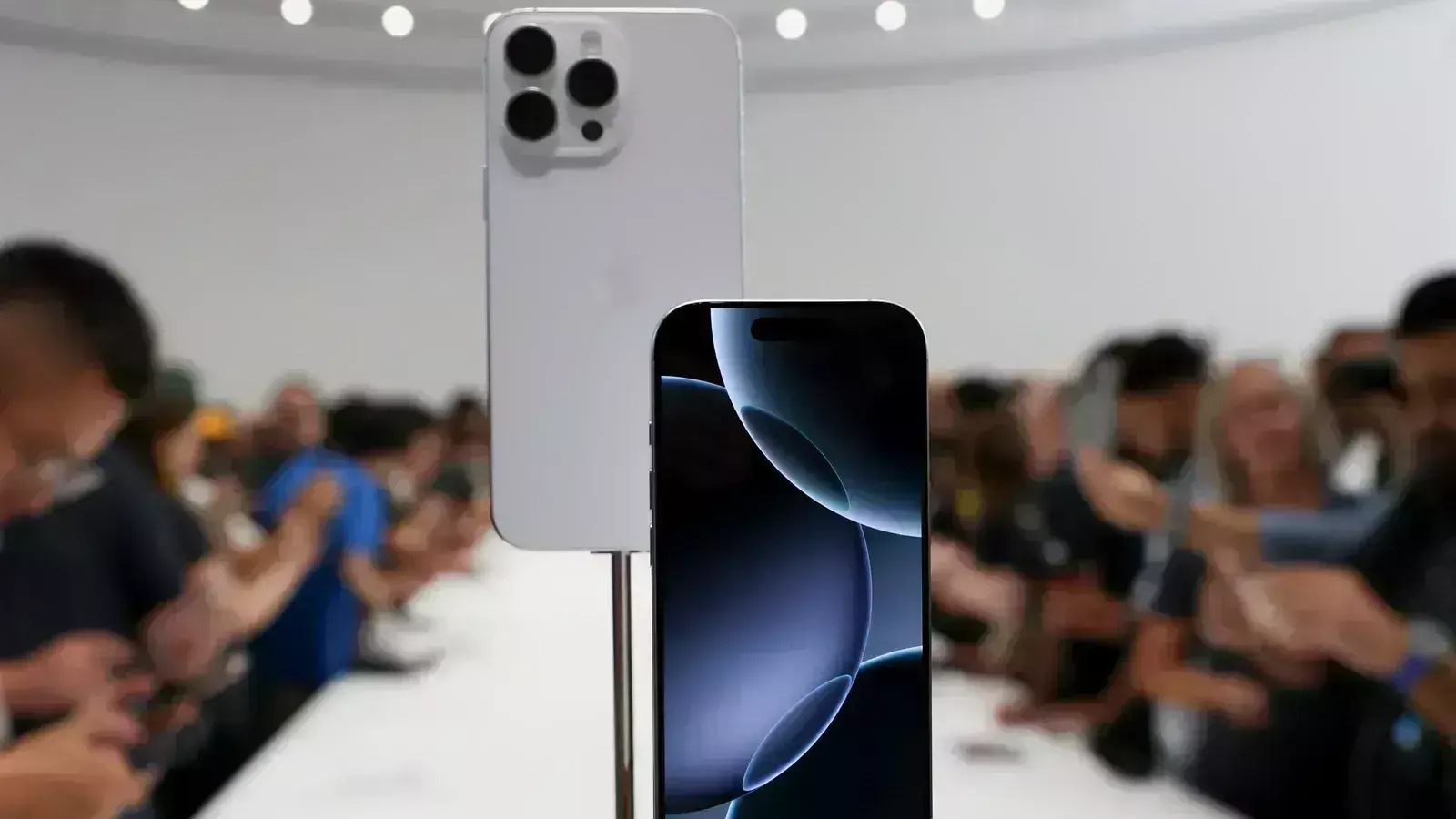 iPhone 17 Pro, iPhone 17 Pro Max के डिजाइन में होगा बड़ा बदलाव iPhone 17 Pro, iPhone 17 Pro Max के डिजाइन में होगा बड़ा बदलाव