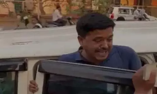 वकील पर हमला, कोर्ट के सामने युवक का अपहरण वकील पर हमला, कोर्ट के सामने युवक का अपहरण