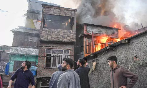 Jammu: 8 घर जलकर खाक हुए Jammu: 8 घर जलकर खाक हुए